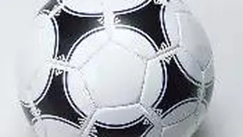 “05足球新星摆脱‘歪头杀’迈向职业新篇章”